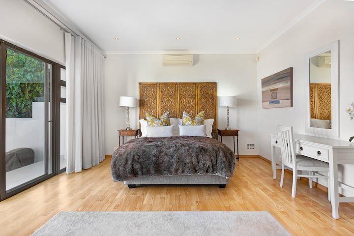 Dhoma e gjumit 2 është në katin e poshtëm, me një krevat dopio "queen", hapësirë të mirë në dollap dhe një tavolinë të vogël pune që shërben si hapësirë pune. Ka aircon/ngrohje dhe të çon direkt në verandë me pamje nga deti dhe ambiente ngrënieje.  Dy krevate kampingu janë të disponueshëm për foshnjat.