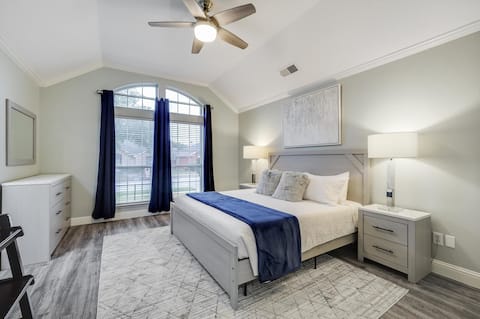 Luxury in Lewisville King Bed+ Smart TVs in rooms