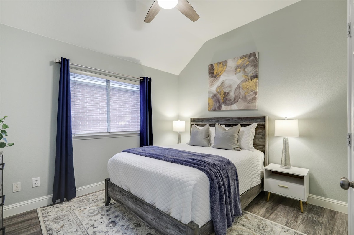 Izba pre hostí s pohodlnou manželskou posteľou Queen s 2 nočnými stolíkmi, komodou a šatníkom. Tmavé závesy pre dokonalý spánok.