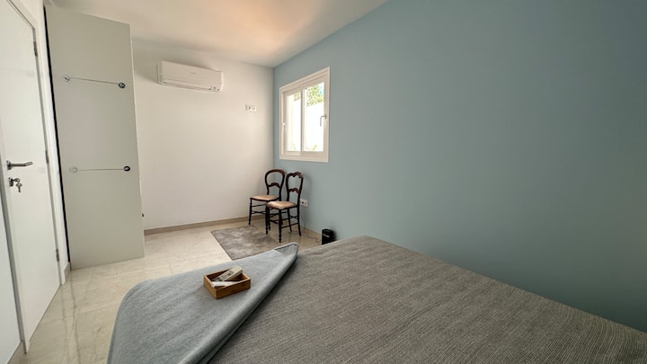 Schlafzimmer 4 (blau):
Klimaanlage,
Bluetooth-Lautsprecher,
USB-Steckdosen,
Lampen dimmbar.