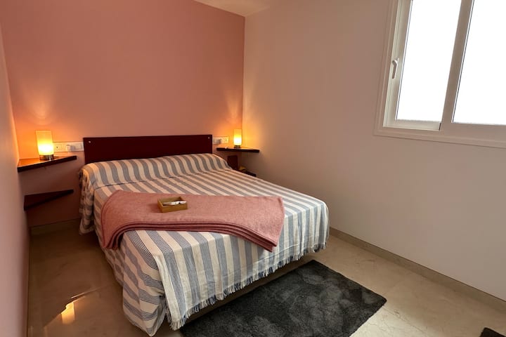 Schlafzimmer 1 (rosa):
Klimaanlage,
Bluetooth-Lautsprecher,
Lampen dimmbar,
USB-Steckdosen.