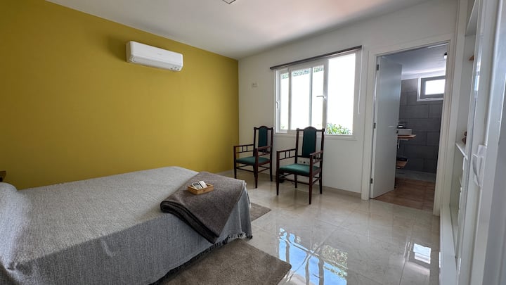 Schlafzimmer 2 (grün):
eigenes Badezimmer (ensuite), Klimaanlage,
Bluetooth-Lautsprecher,
USB-Steckdosen,
Lampen dimmbar.