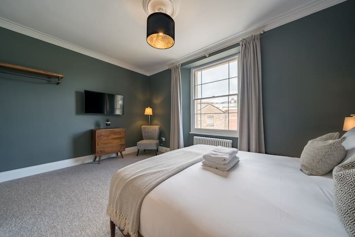 Clifton 4BR – Cinema Room! Sleeps 8 – Hen/Stag Dos gallery image 5