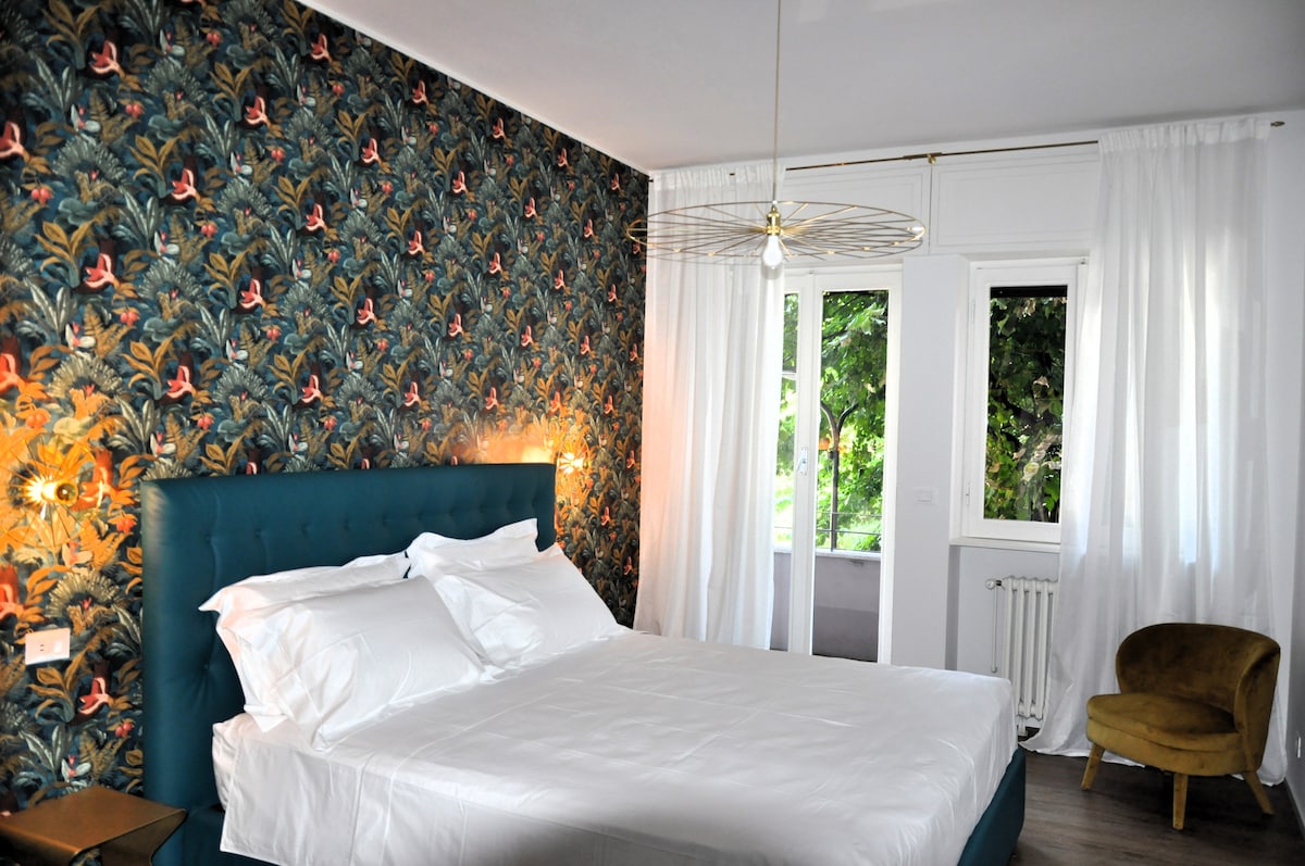 配有舒适的加大双人床、床垫和记忆泡沫床罩、四个枕头供您选择。智能电视。