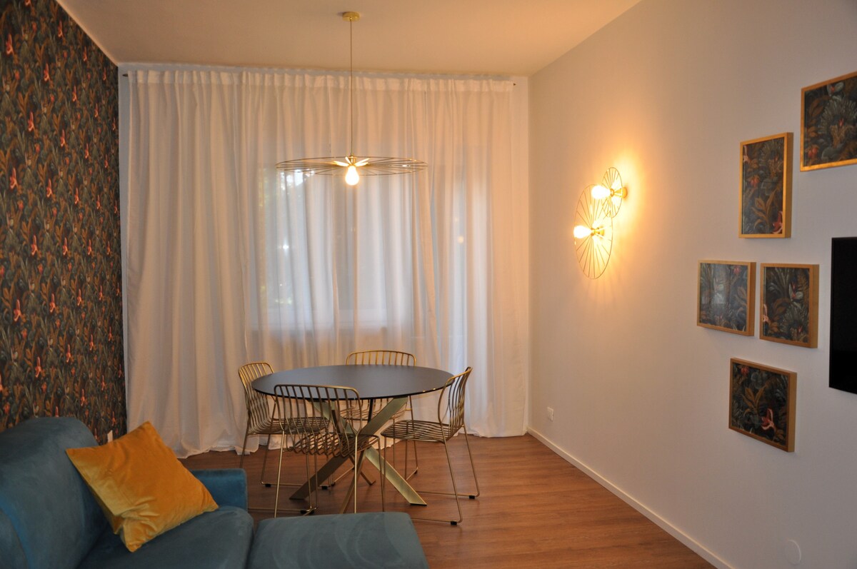 您可以从法式门进入阳台，阳台配有漂亮的咖啡桌和户外椅子。