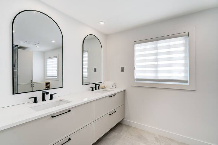 Beautiful 4 Bedroom Home gallery image 5