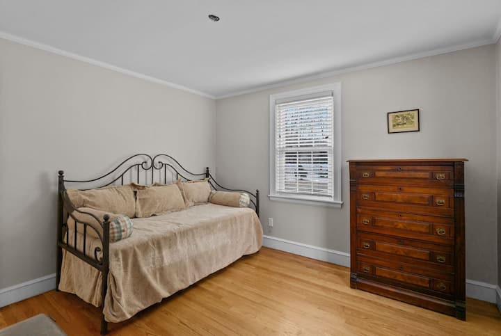 Dormitorio en la planta baja. 2 camas individuales. 
En la oficina en casa con escritorio.