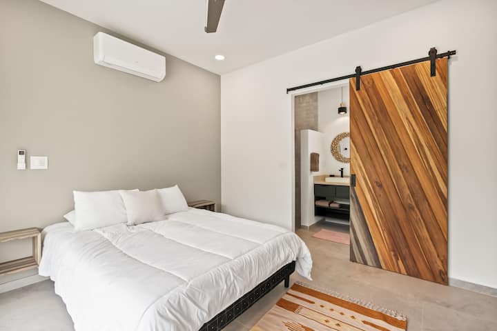 غرفة نوم 2 سرير بمقاس كبير وحمام خاص