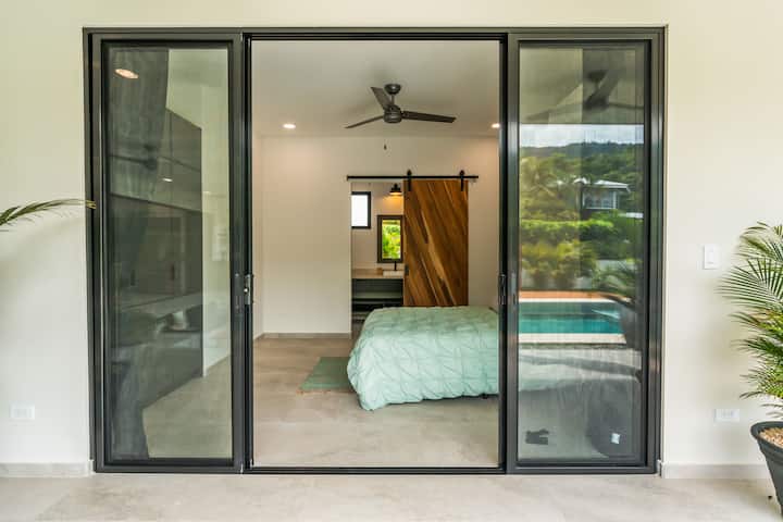 تحتوي غرفة النوم 1 على سرير بحجم كبير وحمام خاص