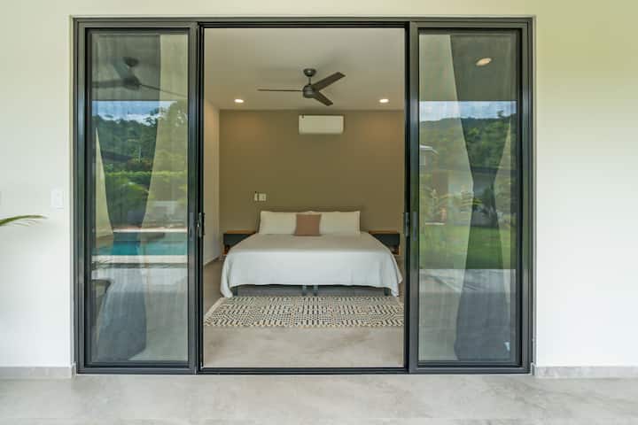 تحتوي غرفة النوم الرئيسية على سرير كينج وخزانة ملابس خاصة ومنطقة خاصة لحوض استحمام في الهواء الطلق