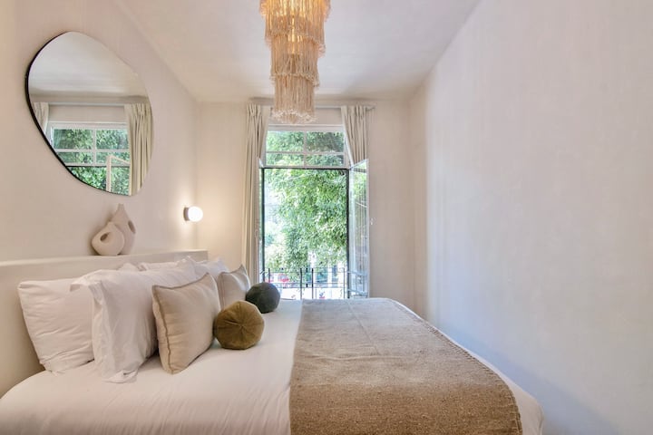 לחוות נוחות ואלגנטיות על ידי מנוחה על המיטה הכפולה שלנו עם מזרן איכותי ומצעים יוקרתיים. החל מרהיטים מעוצבים בקפידה ועד לכל פרט ופרט, אנחנו מבטיחים שהייה נוחה במיוחד