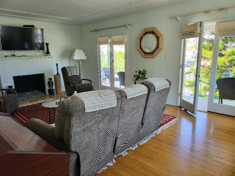 Popular Airbnb listing: Upscale Belmont Shore Long Beach Apartment in Los Angeles