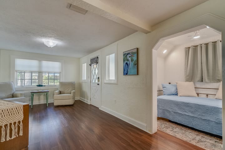 เตียงนอนเล่นขนาดคู่ในมุมที่ห่างจากพื้นที่นั่งเล่นหลัก 