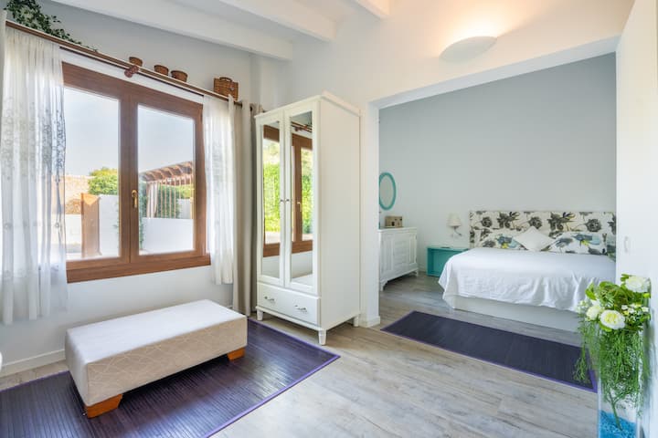 Glavna spavaća soba
Baño ensuite / privatna kupaonica