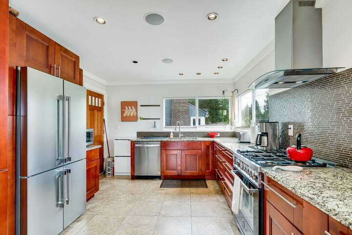 3 bd w/ Lake View – $0 Clean Fee gallery image 2