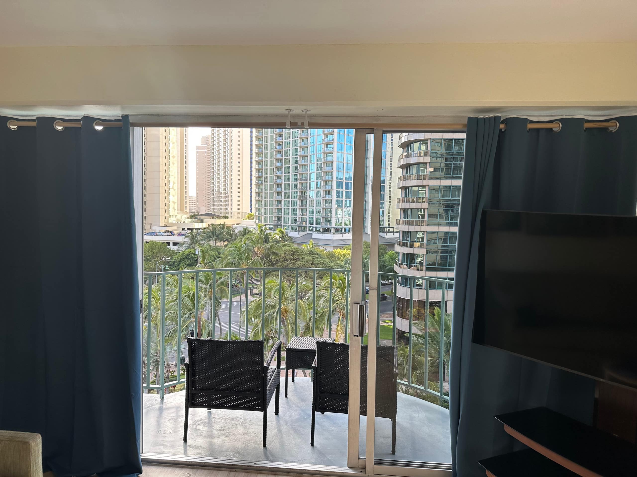 2 bedroom Waikiki apt sleeps 6 free parking - Image 3