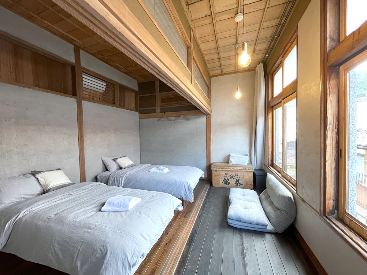 The bedrooms are modernly renovated with Japanese-style rooms.
There are two single beds that are comfortable to sleep in.
You can also sleep with your children by changing the layout to change the layout.
Futon sets are available.(One room can accommodate a maximum of 3 people)