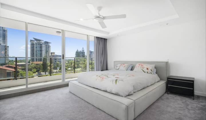 วิวฮินเตอร์แลนด์จากห้องนอนหลัก (ก่อนตกแต่งใหม่)