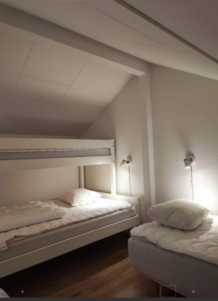 Დაიძინეთ იატაკზე. Ორსართულიანი საწოლი 140+80 და ორი ერთადგილიანი საწოლი 90.