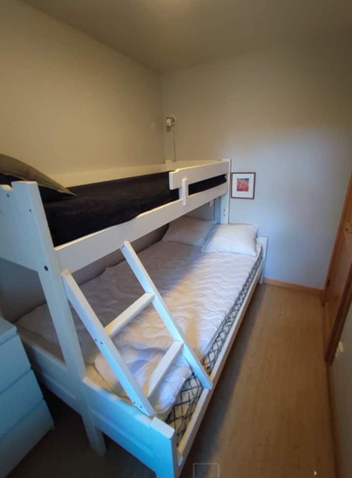 Პატარა საძინებელი პირველ სართულზე. Ორსართულიანი საწოლი 120 + 80 და სათავსო სააგენტოში.