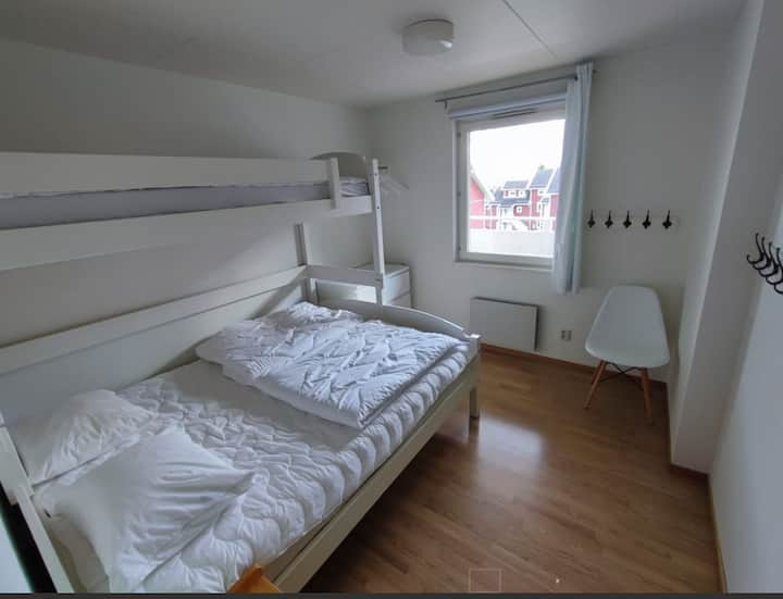 Საძინებლის შესასვლელის დიდი დონე ორსართულიანი საწოლით 160 +80.

(გირჩევთ, არ გამოიყენოთ ზედა საწოლი).