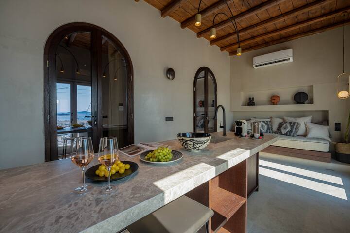 3 Bedroom Seaview Jacuzzi “Legends in Town” gallery image 2