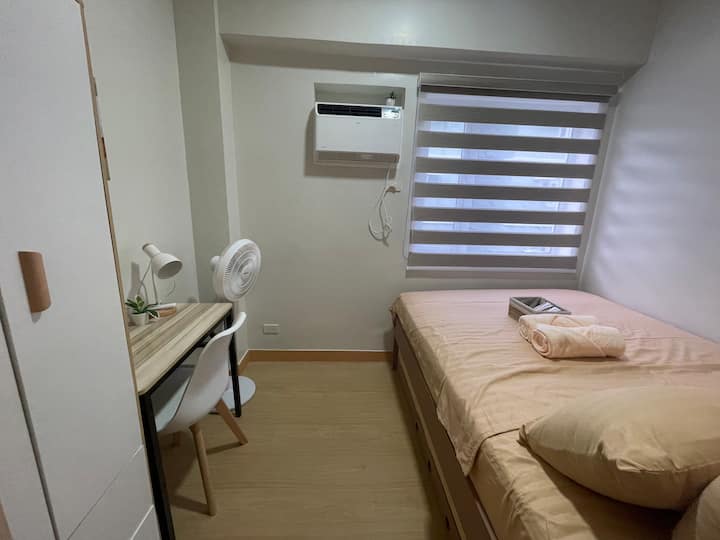 Vyumba viwili vya kulala vinavyovutia vinasubiri, kila kimoja kikiwa na vitanda vya starehe, meza zinazofaa na makabati yenye nafasi kubwa kwa ajili ya starehe na urahisi wako.