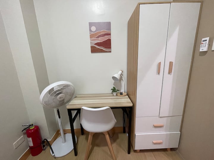 Vyumba viwili vya kulala vinavyovutia vinasubiri, kila kimoja kikiwa na vitanda vya starehe, meza zinazofaa na makabati yenye nafasi kubwa kwa ajili ya starehe na urahisi wako.