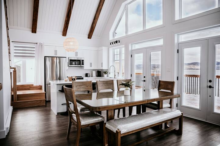 Waterfront 3-bedroom duplex, hot tub, 10 guests. gallery image 5