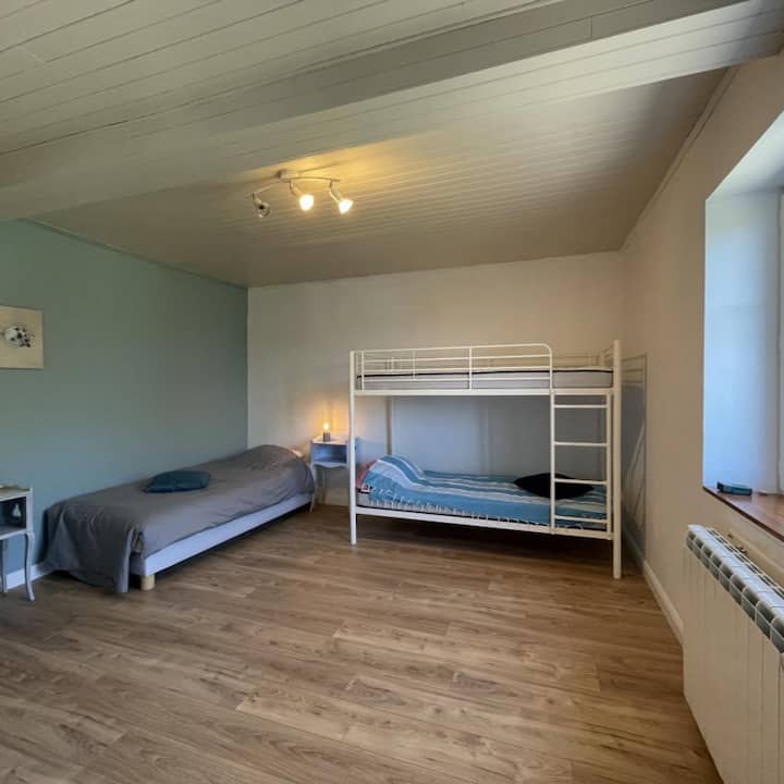 chumba cha bluu (vitanda vya ghorofa + kitanda cha mtu mmoja + kitanda cha mtoto na michezo ya watoto)