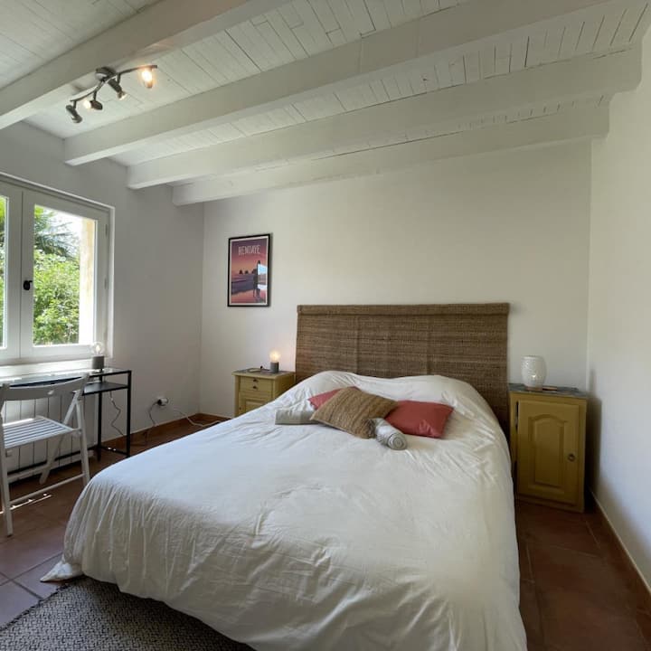 chumba cheupe cha kulala (ghorofa ya chini, kitanda cha watu wawili)