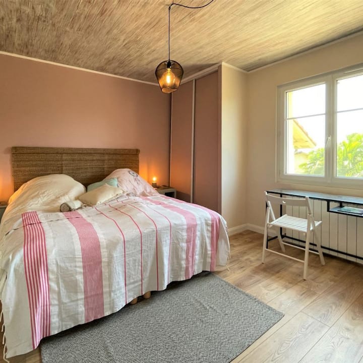 chumba cha rangi ya waridi (vitanda viwili)