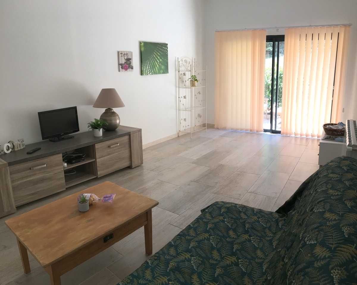 Dhoma e ndenjjes me pamje nga hyrja dhe tarraca.