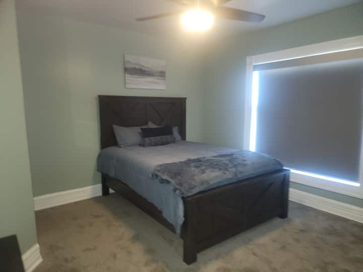 Chumba hiki kiko upande wa Mashariki na kina ufikiaji wa HDMI kwa wacheza michezo ya kompyuta