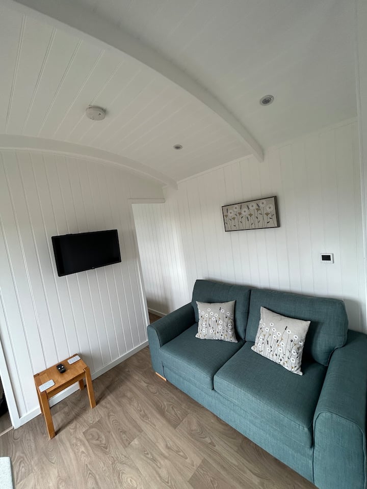 Daisy Hut -Shepherds Hut, Tregony, Truro, Cornwall - Gorran Haven