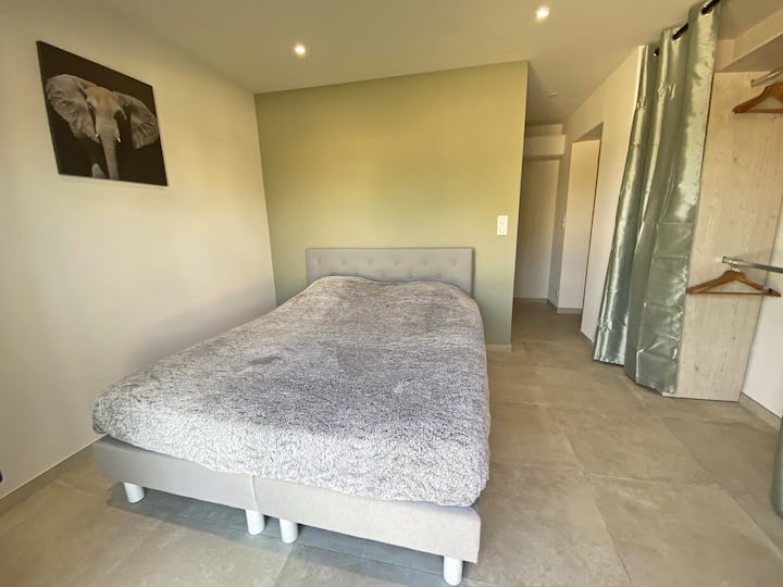 מיטה בחדר השינה הראשי 