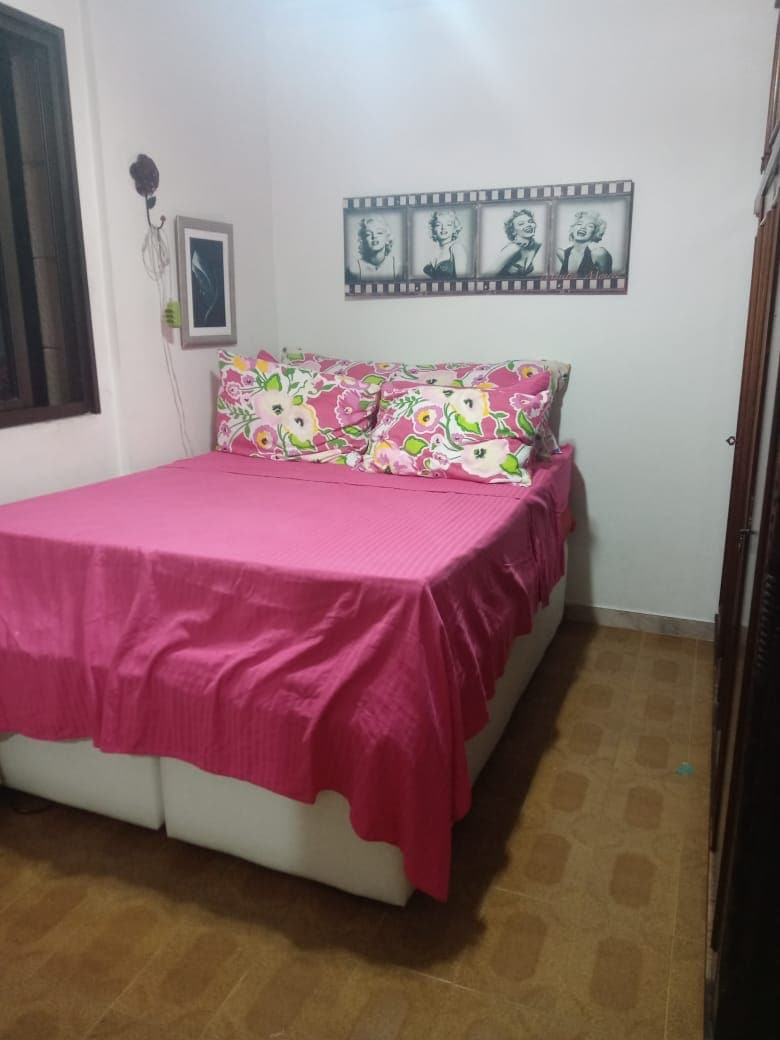 Druhá spálňa vybavená manželskou posteľou, anatomickým penovým matracom a veľkým šatníkom.