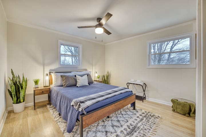 Udobne spavaće sobe imaju noćne ormariće s utičnicama za punjenje na svjetiljkama koje se mogu koristiti za čitanje neposredno prije spavanja. Veliki bračni krevet u gazdi. Veliki krevet za pse u ormaru