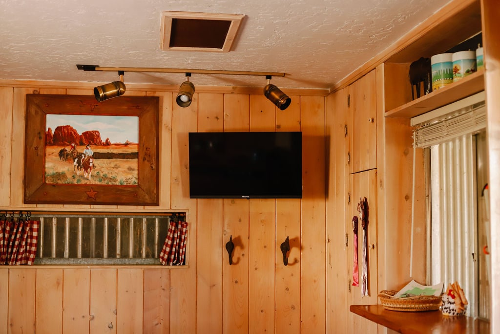 Successful Airbnb property: Midway Farm Barn - old horse ranch and farm oasis in Midway