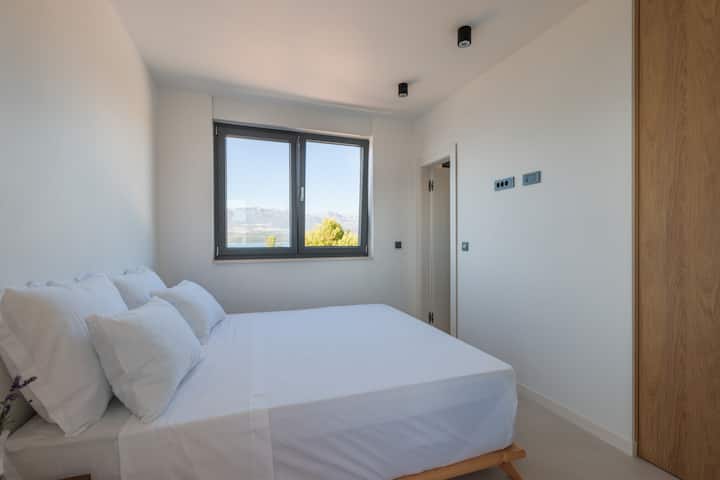 chambre LELE - lit king size (180x200cm) vue sur la mer et la montagne