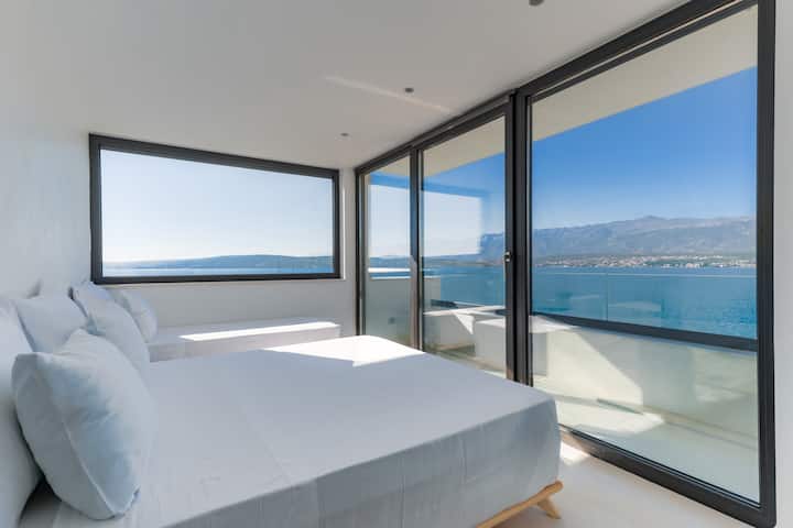 chambre SARA - lit king size (180x200) + une personne mauvaise ; total pour 3 personnes maximum ; avec sa propre salle de bain