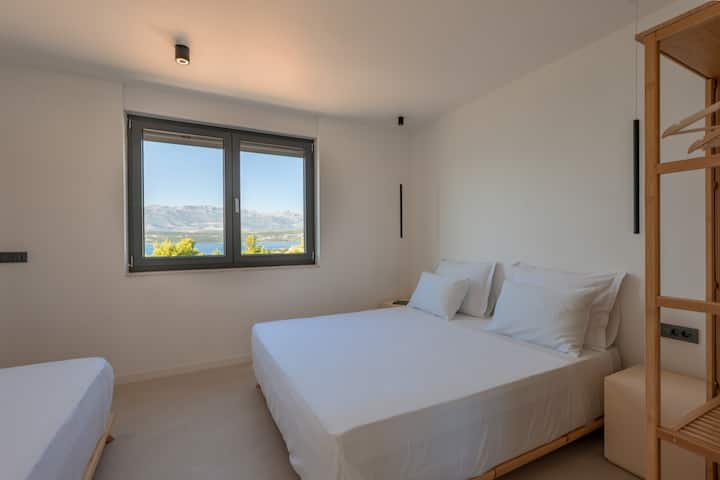 chambre NIKO - un lit king size 180 x 200 et un lit pour une personne ; avec sa propre salle de bain