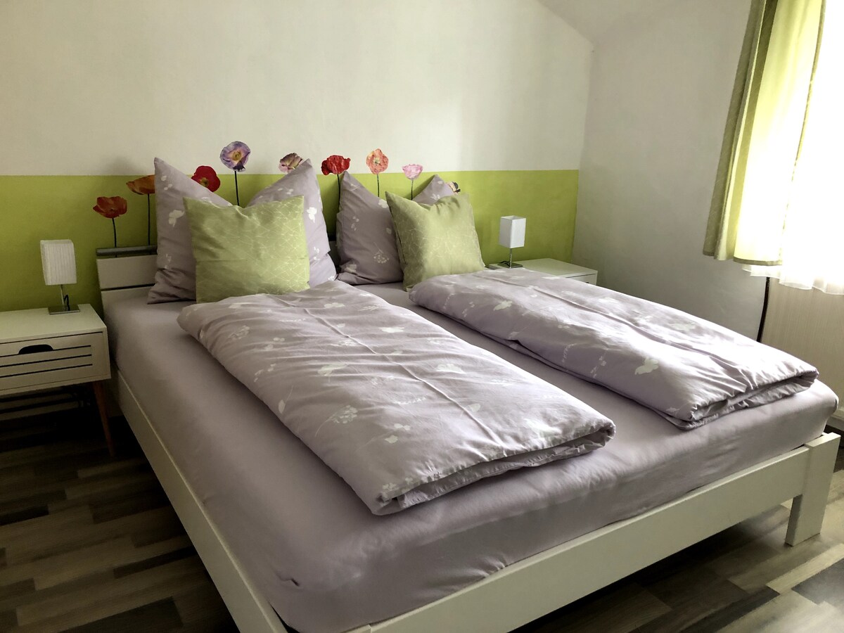 útulné široké dvojlôžko