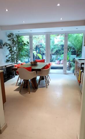 Stunning Marylebone Town House with Free Parking gallery image 5