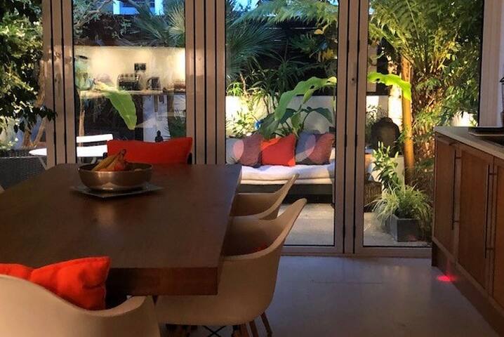 Stunning Marylebone Town House with Free Parking gallery image 4