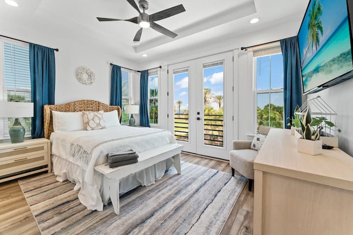 Relájate en el elegante dormitorio principal con una cama tamaño queen, baño privado, TV inteligente y vistas panorámicas del océano justo al lado de tu ventana.