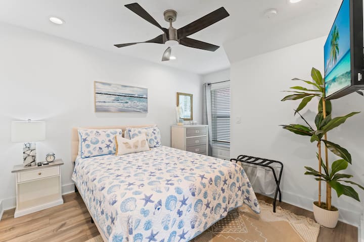 Acogedora habitación de invitados en el primer piso con una cama tamaño queen, baño en suite, TV inteligente y un divertido rincón secreto para que los niños los exploren.