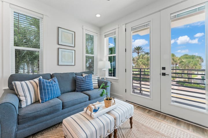 Relájate en la acogedora sala de estar con sofá cama, TV inteligente y acceso al balcón donde te esperan brisas y olas.