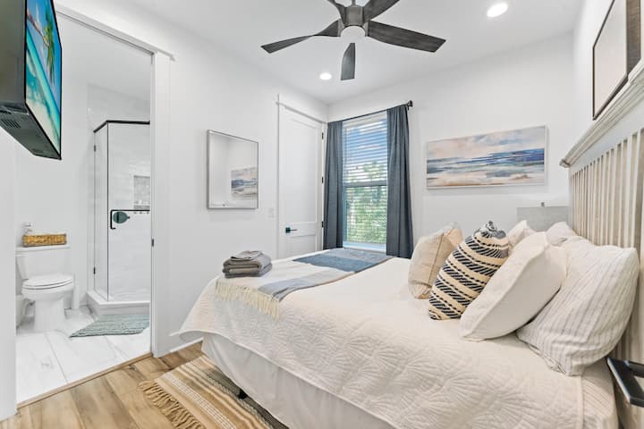 Suite de invitados en el tercer piso con una cómoda cama tamaño queen, baño privado en suite y TV inteligente: tu propio refugio tranquilo. 
