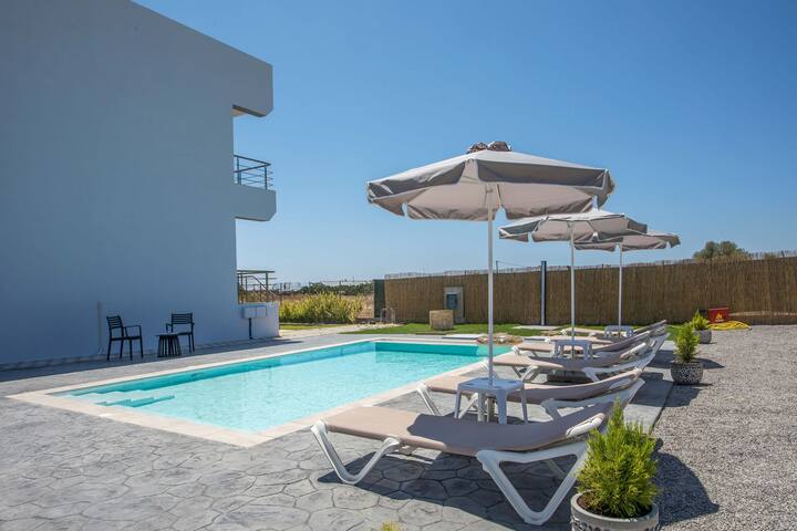 Captain Chris Villa steps from Afandou Beach gallery image 3